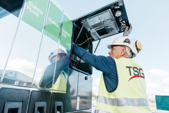 Un technicien de TSG qui effectue la maintenance à une pompe à carburant.