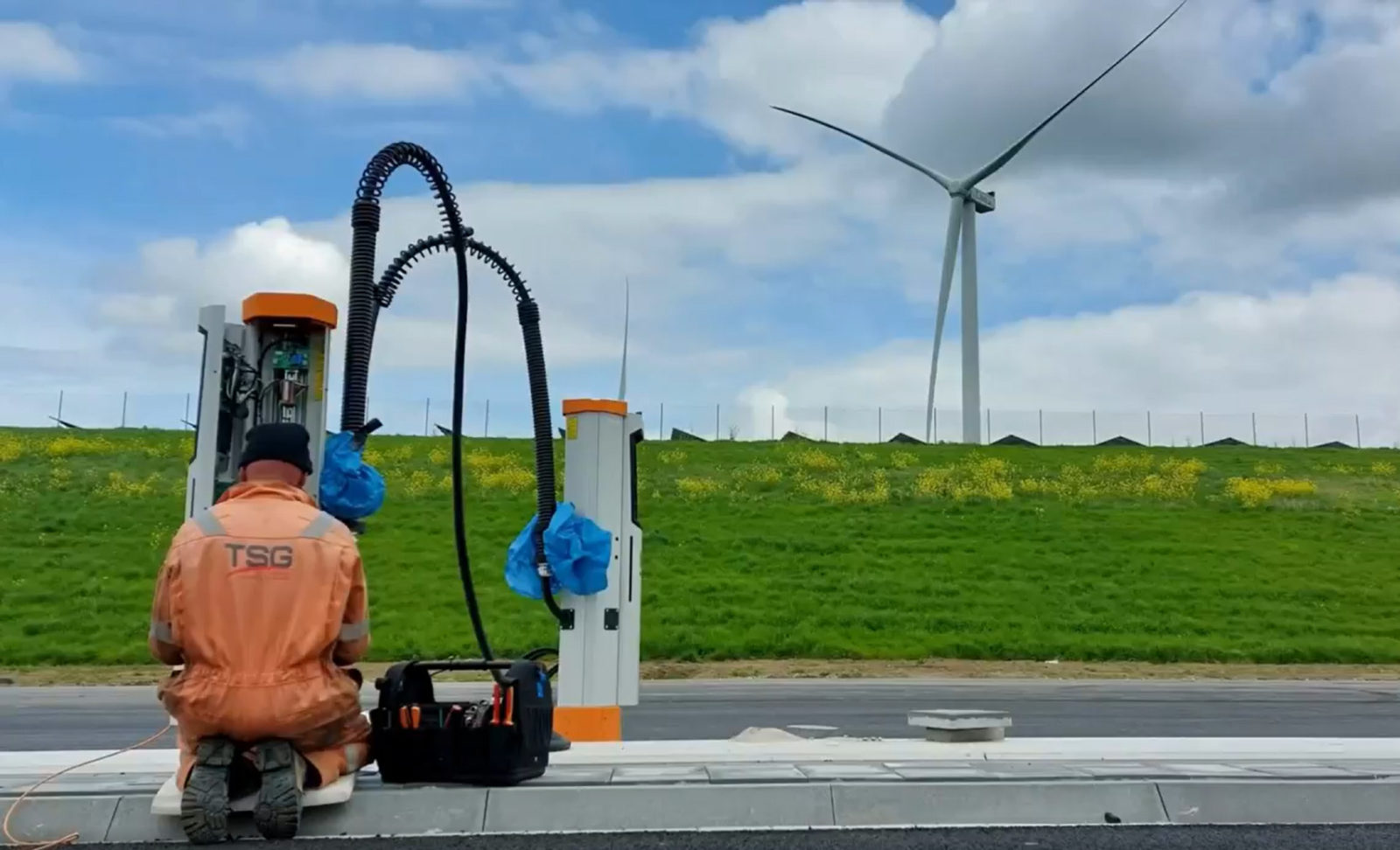 Technicien de TSG installe une borne de recharge de Kempower.