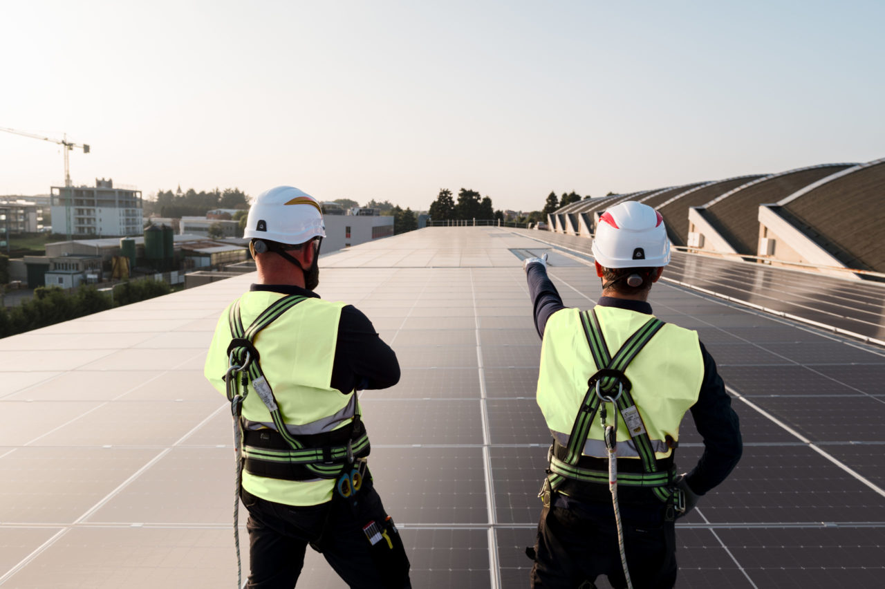 Techniker auf dem Dach einer Solaranlage