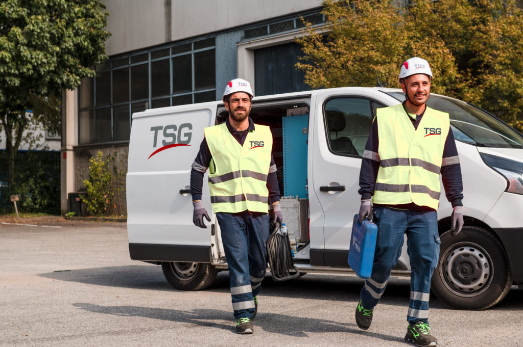 Onderhoudsmonteur stapt uit een TSG-van om aan de slag te gaan.