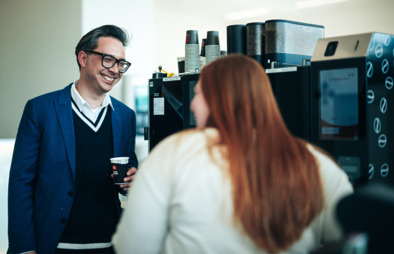 Twee TSG collega's aan de koffiemachine