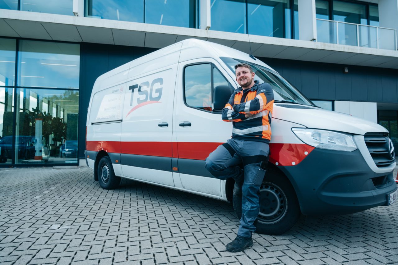 Technieker met TSG bestelwagen