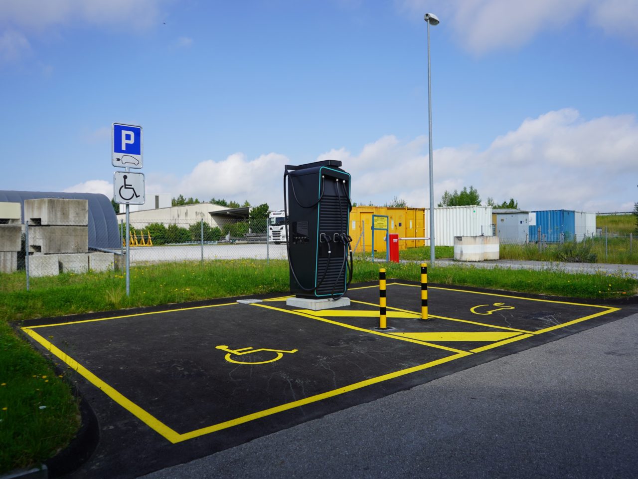 Chargeur rapide Alpitronic sur un parking, de l'installation à la maintenance