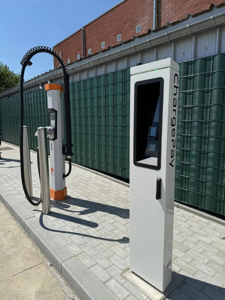 ChargePay terminal en een Kempower DC-laadsatelliet op het laadplein van Station Interzonings.