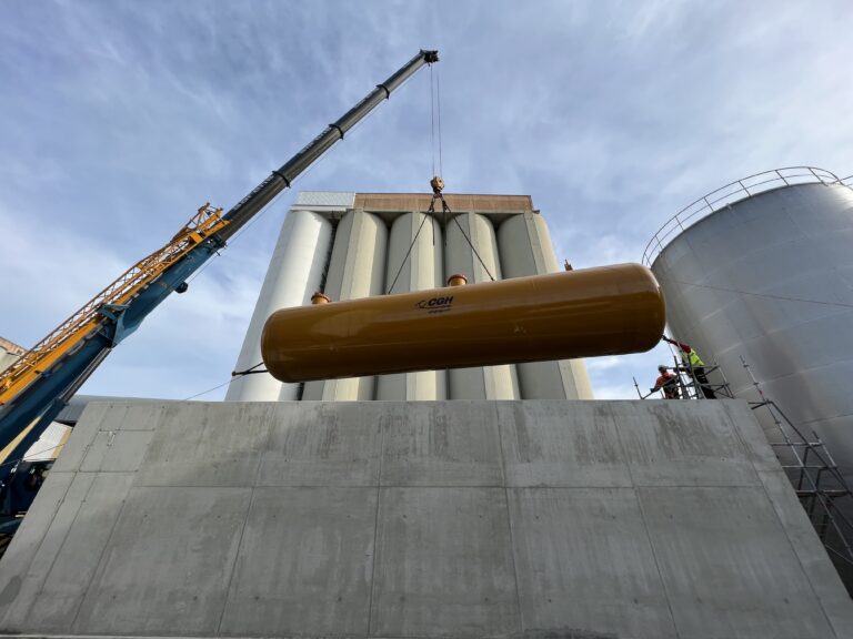 L'installation de la citerne de propane avec une grue.