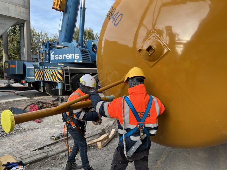 Deux techniciens installent une citerne de propane.