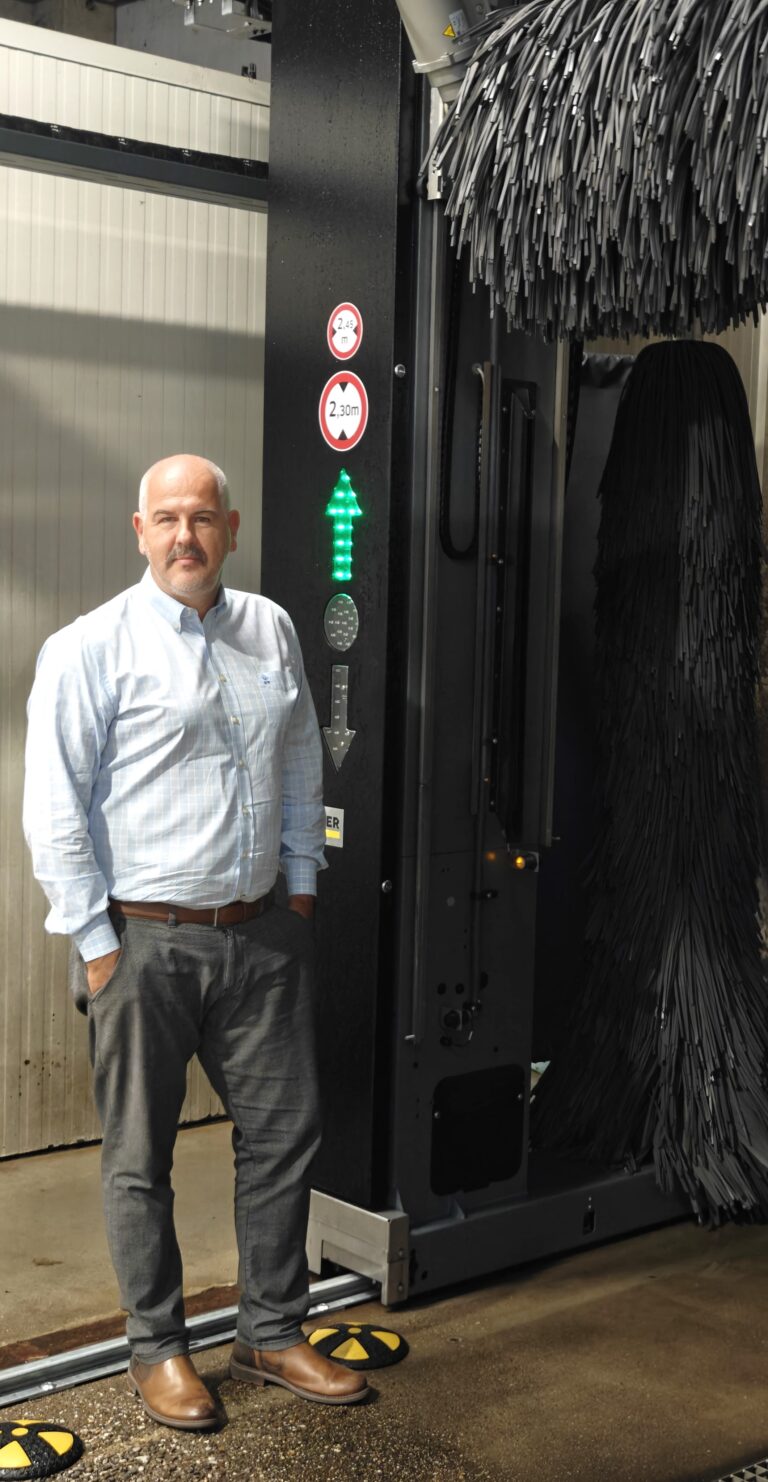 Johan Sterckx, medewerker van Vermant Automotive Group, staat naast de nieuwe wasinstallatie.