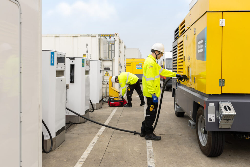 Le ravitaillement du véhicule d'Atlas Copco.