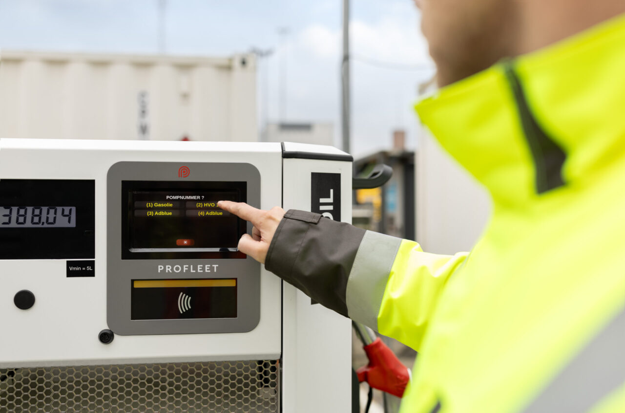 Brandstofbeheer via LOGmaster, geïntegreerd in pomp. Medewerker van Atlas Copco voert er een aantal verrichtingen op uit.