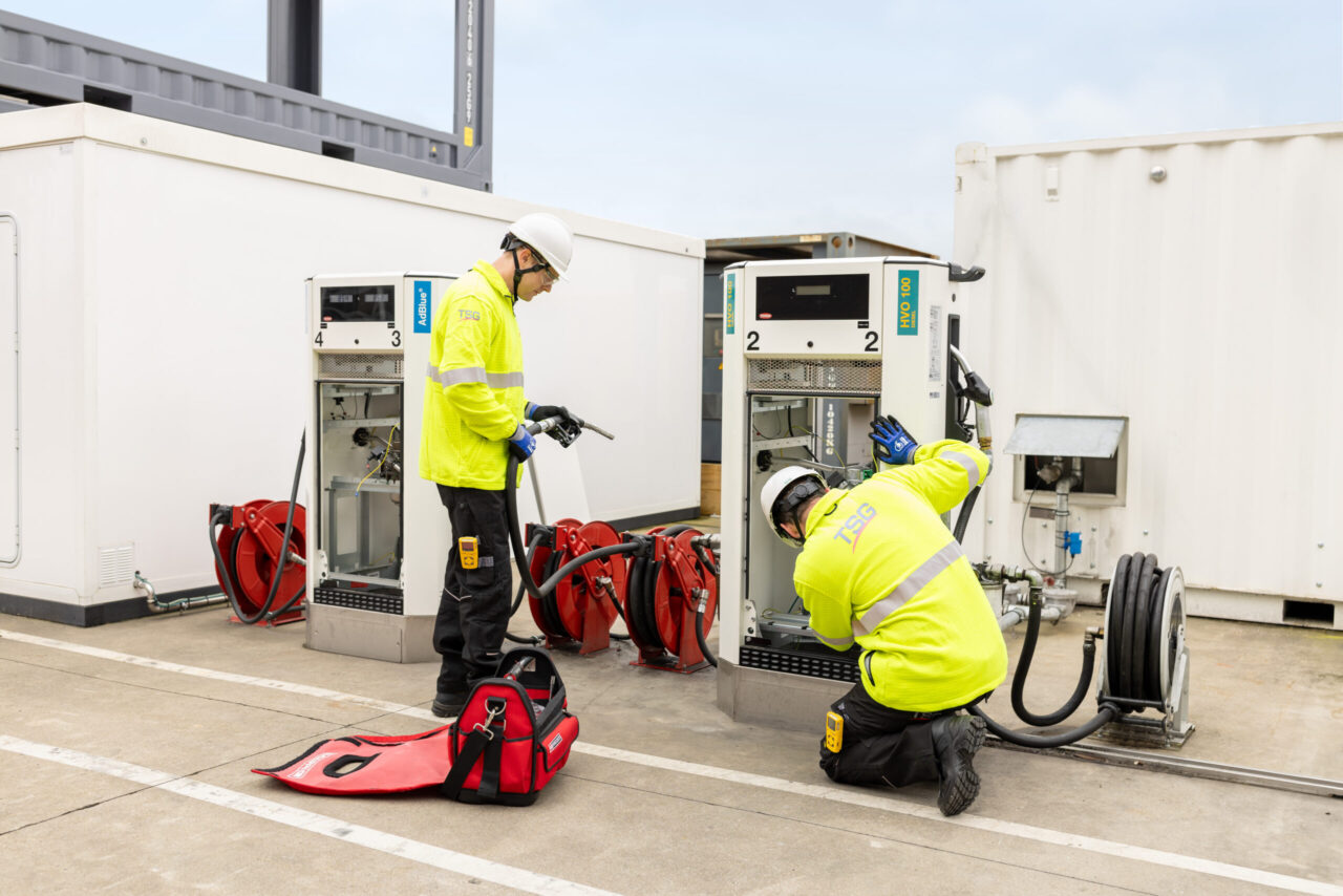 Twee techniekers van TSG werken aan pompinstallatie en LOGmaster voor brandstofbeheer.