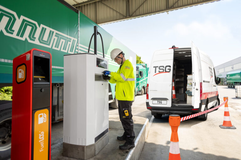 Technieker van TSG voert werkzaamheden uit aan de pompinstallatie op de site van Lannutti.