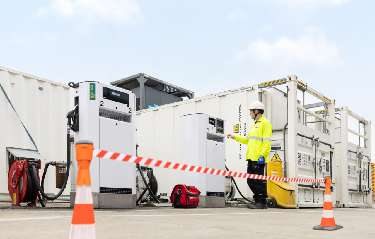 Een technieker die het systeem voor brandstofbeheer op het depot van Atlas Copco uittest.