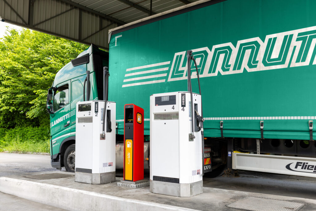 Een vrachtwagen van Lannutti naast pompinstallatie en LOGmaster voor tankregistratie.