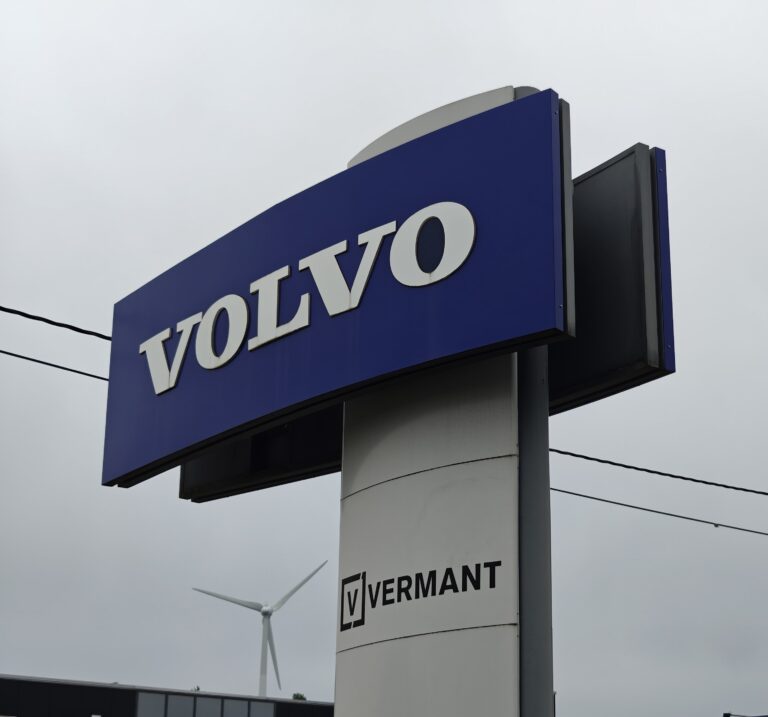 Le panneau de publicité de Volvo Vermant à Bornem.