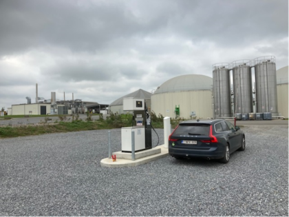 CNG-installatie bestaande uit één pomp. Een personenwagen staat naast de pomp.