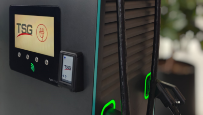 Vooraanzicht van een ChargePay Lite Charger Integrated Terminal, gekoppeld aan de laadpaal van Alpitronic.