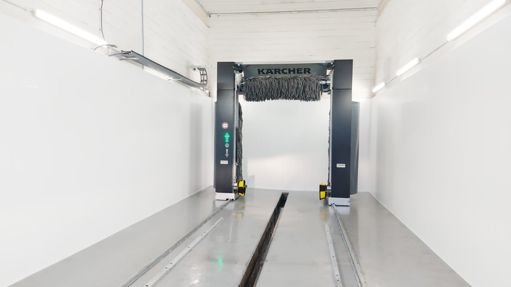 Nieuwe washal van Van Mossel Automotive Group bestaande uit nieuwe PVC-wanden en carwash systeem van Kärcher.