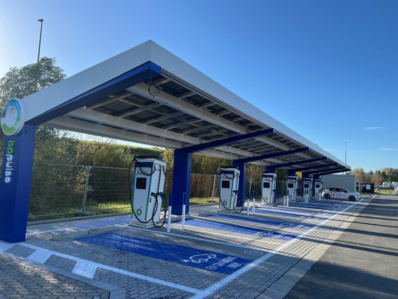 Le résultat final du parking de covoiturage électrique avec un auvent solaire et 6 chargeurs rapides.