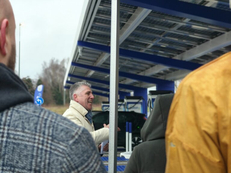 Joost Van Aardenne, Country manager van bp pulse Benelux bedankt TSG voor een vlot en veilig verloop van de werkzaamheden tijdens de opening van de elektrische carpoolparking.