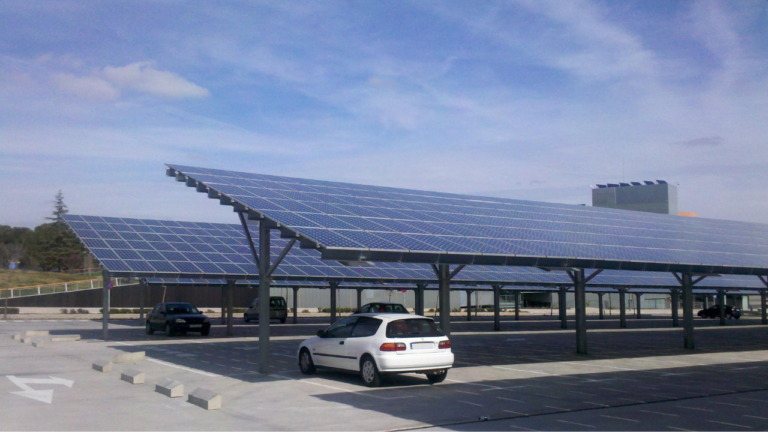 Ombrières-photovoltaïques-parking-loi-APER