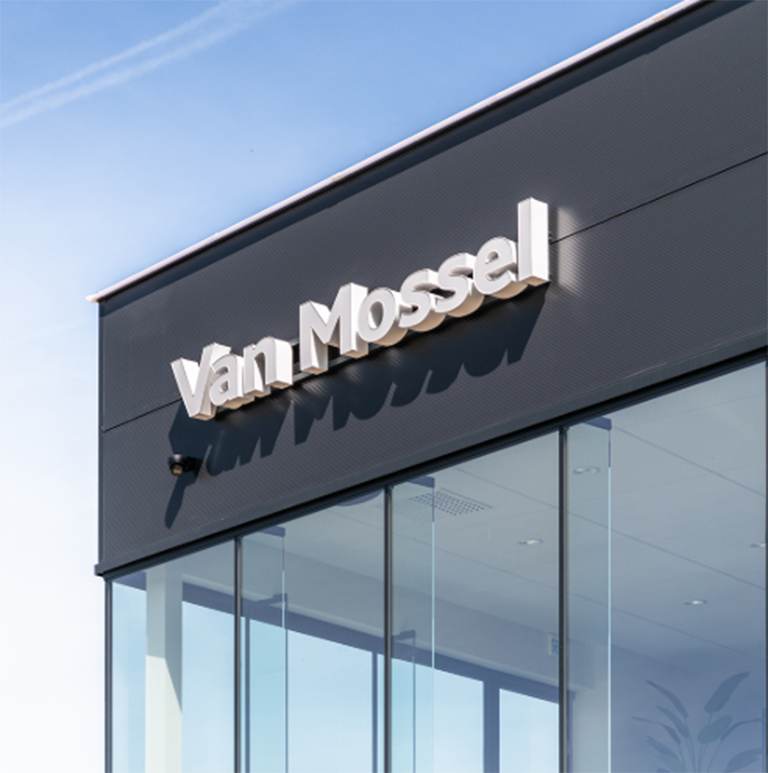 Deel van het gebouw met het logo op van Automotive Group Van Mossel.